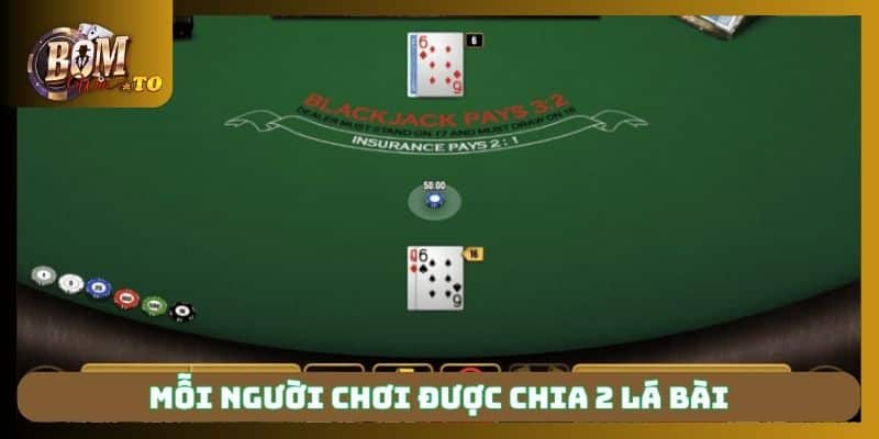 Mỗi người chơi được chia 2 lá bài